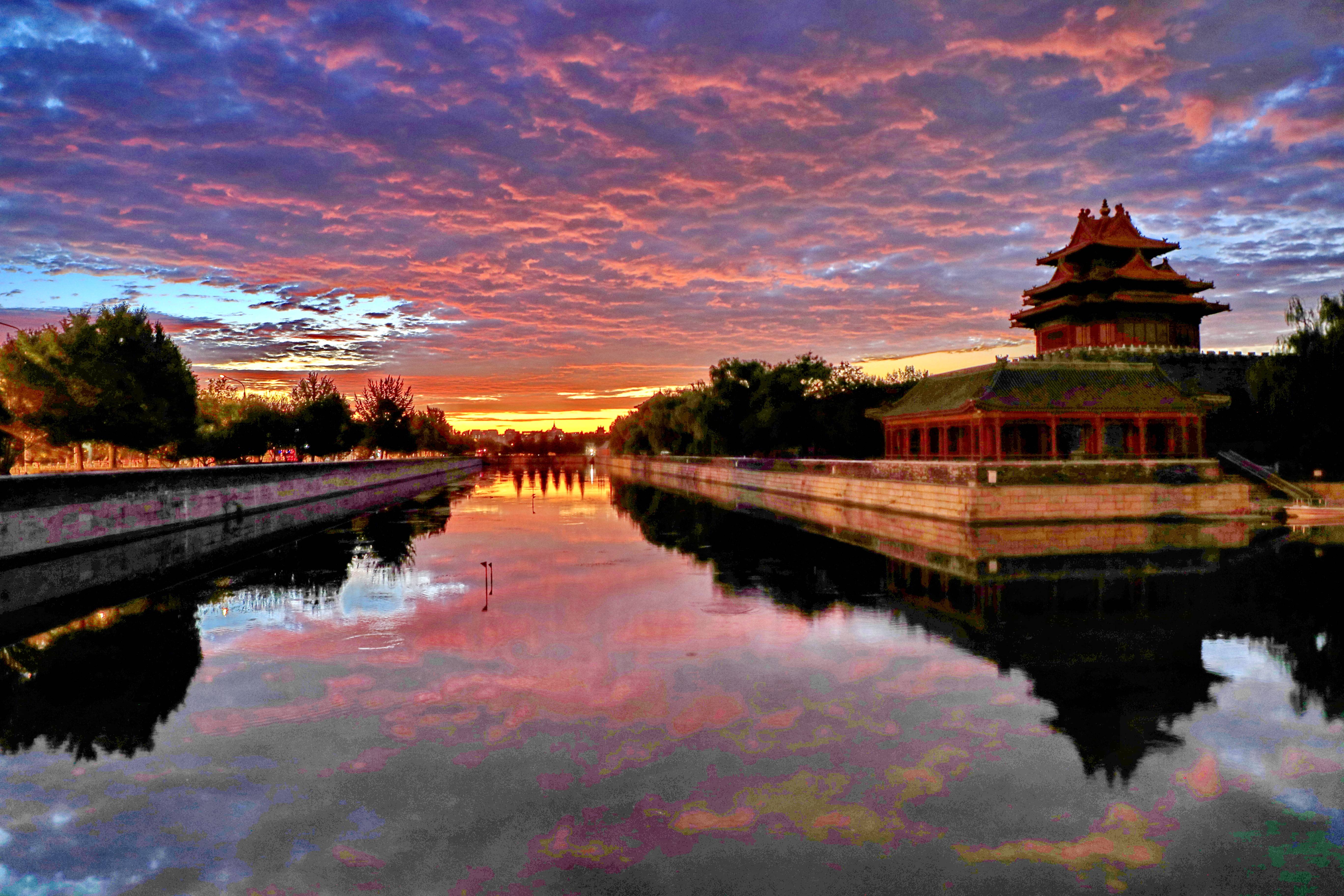 北京:故宫角楼映朝霞