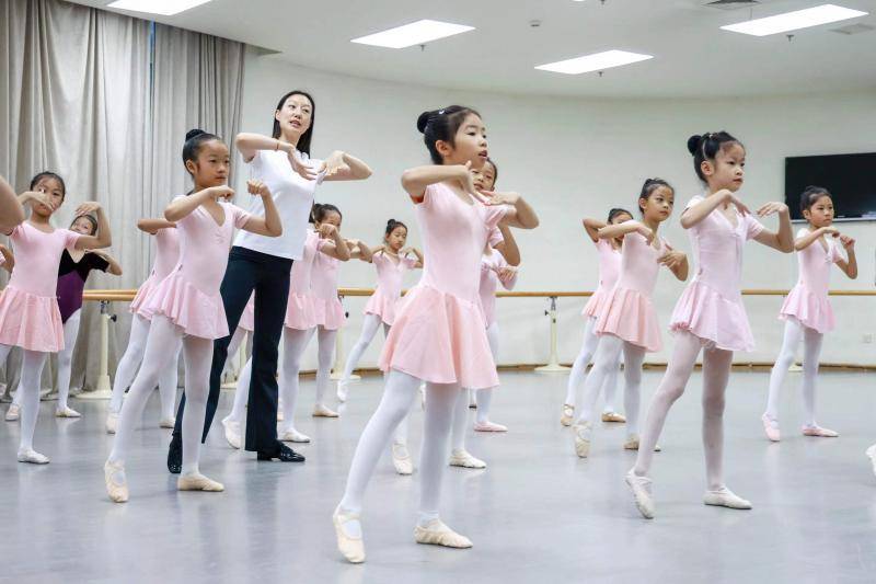 北京市少年宫今天雨中开学 新开足球和快乐小球两个项目