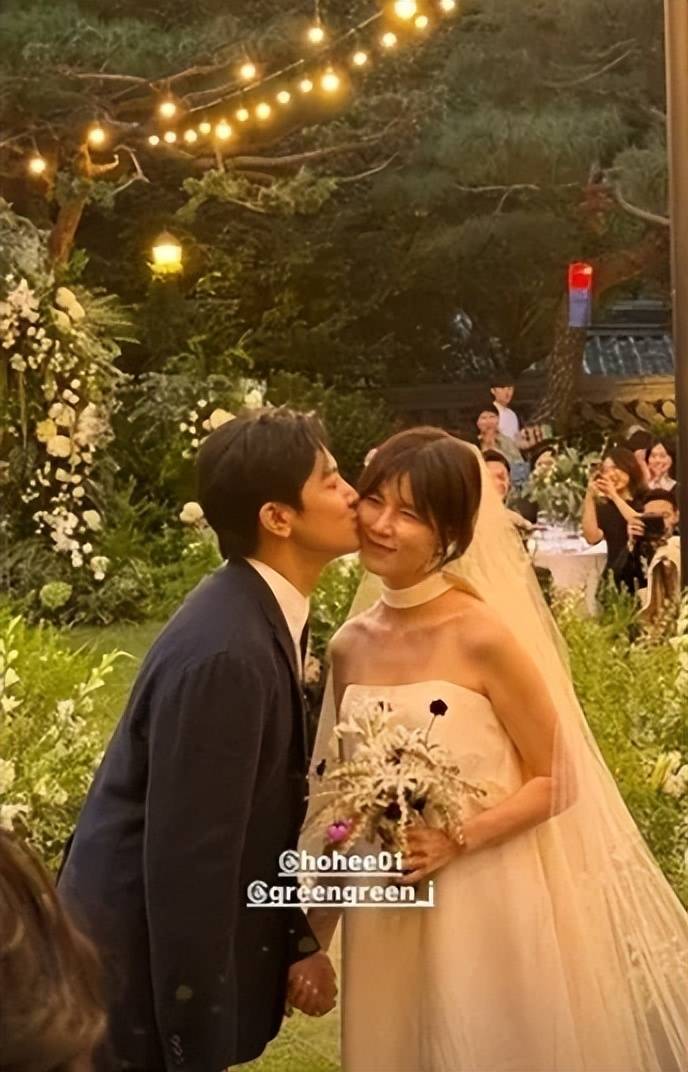 韩国人气演员举行婚礼,剧中情侣变成现实情侣,朴敏英,李伊景到场祝贺