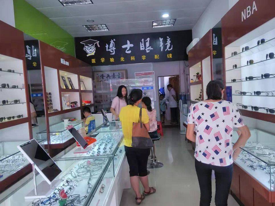 兴业环西路,这家"网红眼镜店"被众多网友围堵,场面火爆