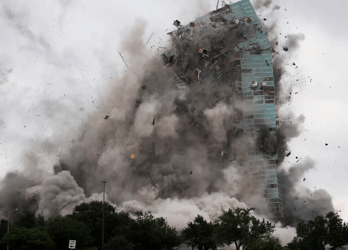 美22层大楼被爆破:轰然倒塌掀大量烟尘 废弃4年无法修复