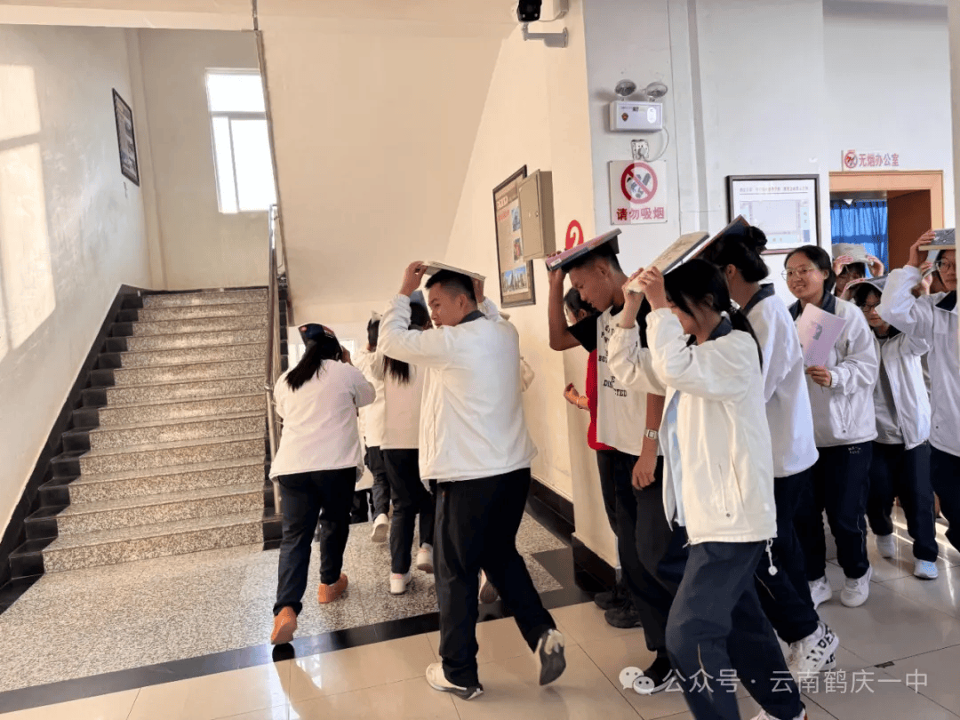 应急演练始于心 防范未然始于行丨鹤庆一中开展应急疏散演练活动