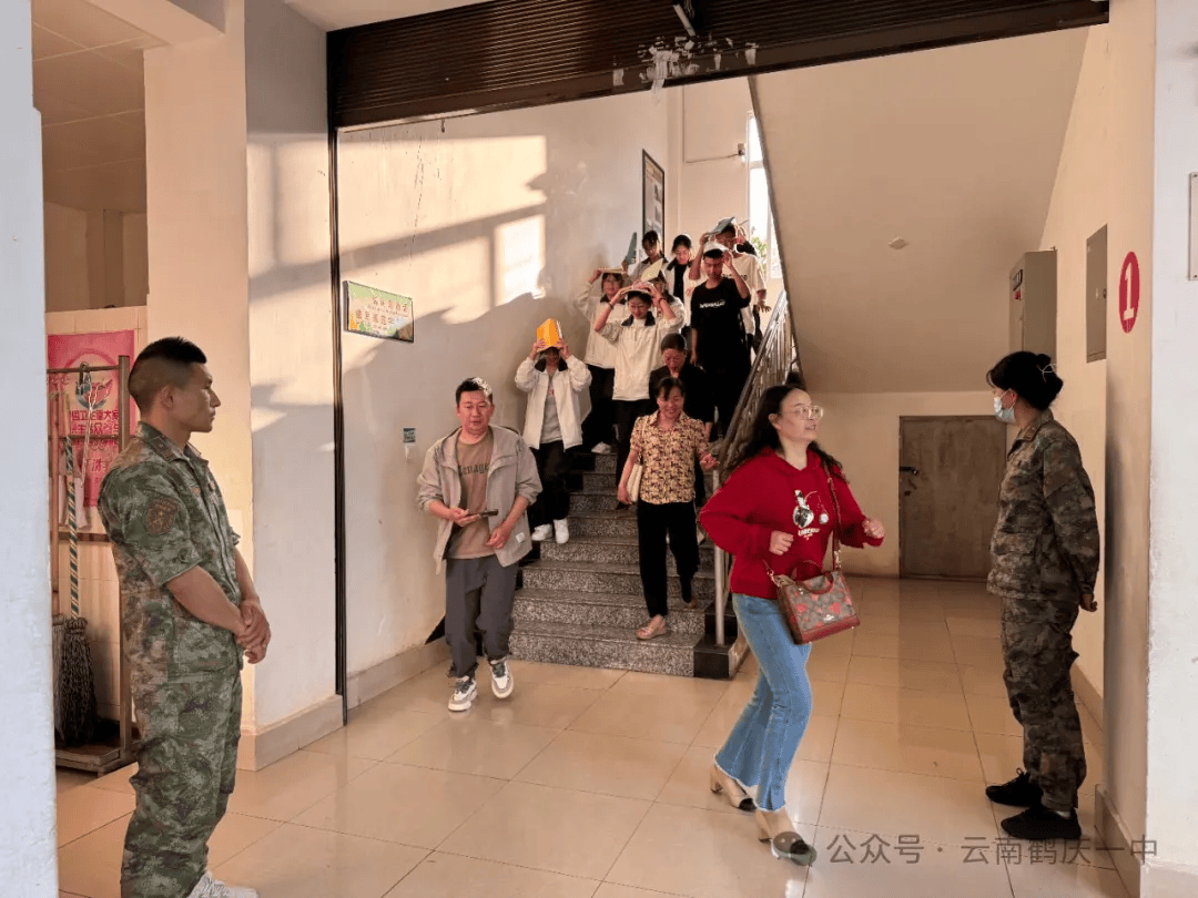 应急演练始于心 防范未然始于行丨鹤庆一中开展应急疏散演练活动