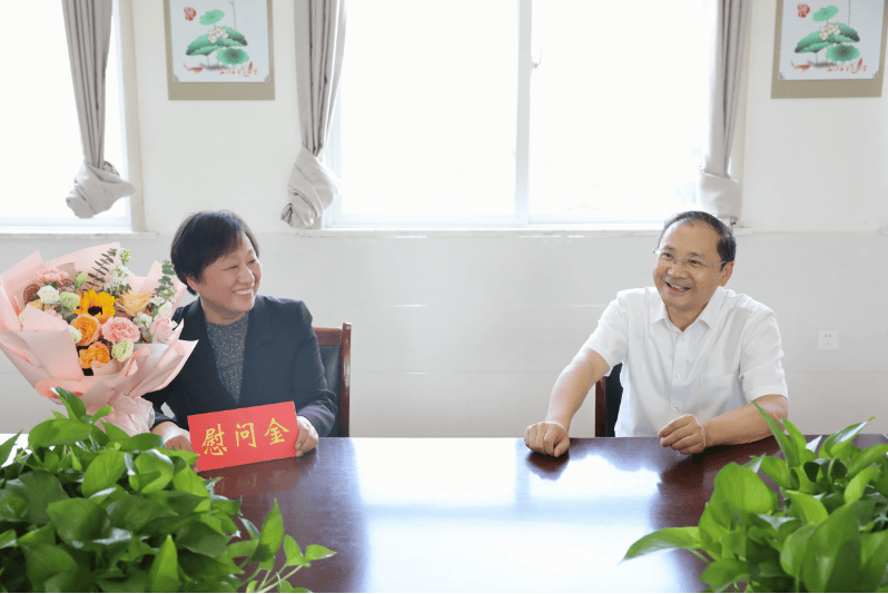 一中教师宿舍区和五河三小校区,亲切看望慰问困难教师刘行伦和董陈艳