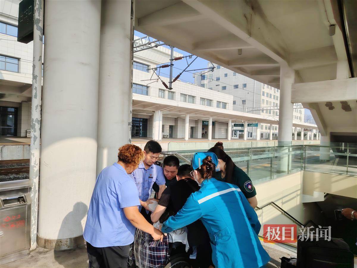 旅客下火车后晕倒，车站工作人员和医护人员紧急施救助脱险_铁路_救治_进行