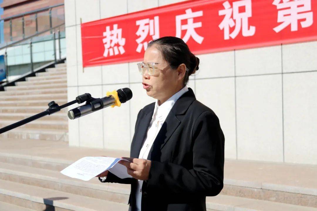 沙湾一中校长张广容代表首先向辛勤耕耘在教育一线的全体教师致以最