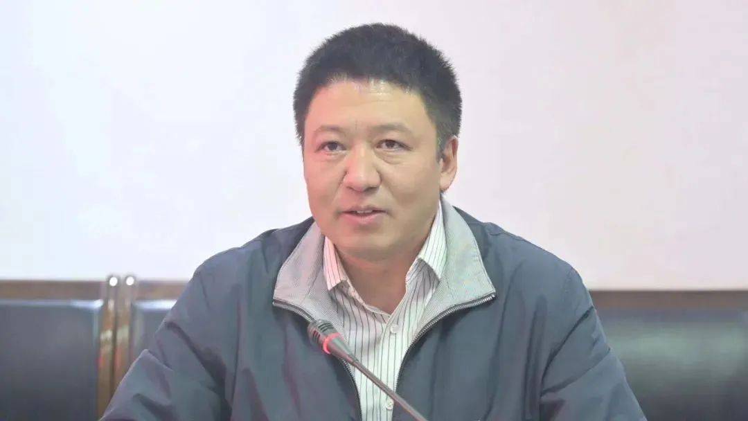 四川泸定人,曾任新龙县委书记,2022年7月起任理塘县委书记