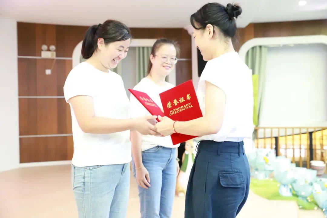 区四有好老师三十佳先进沥幼最美教师获奖代表们上台发言,分享了她们