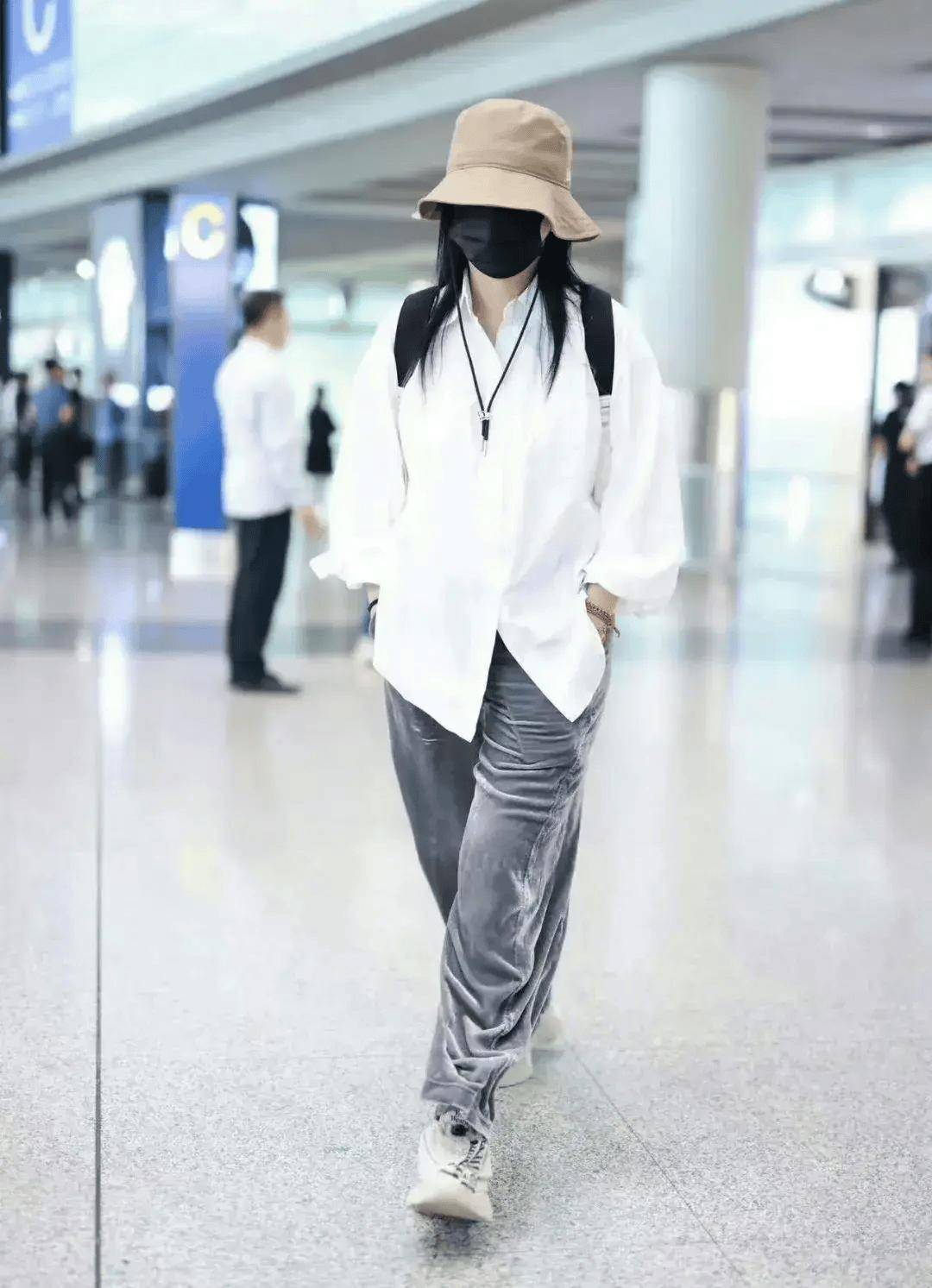 赵薇距离被封杀到现在已经有三年之久了,时间不仅改变了她的样貌,也让