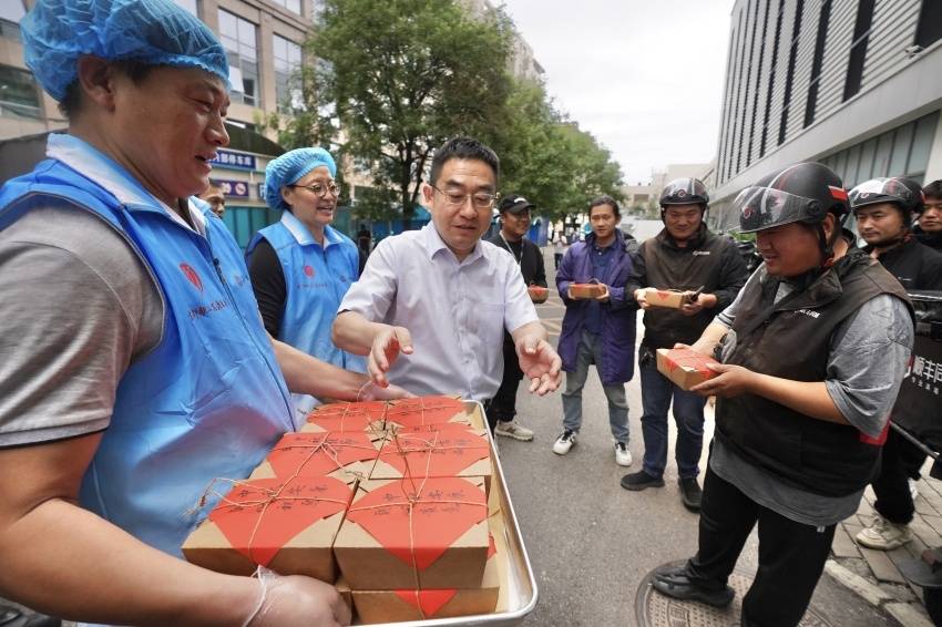 朝阳安贞街道：爱心月饼送给快递小哥插图