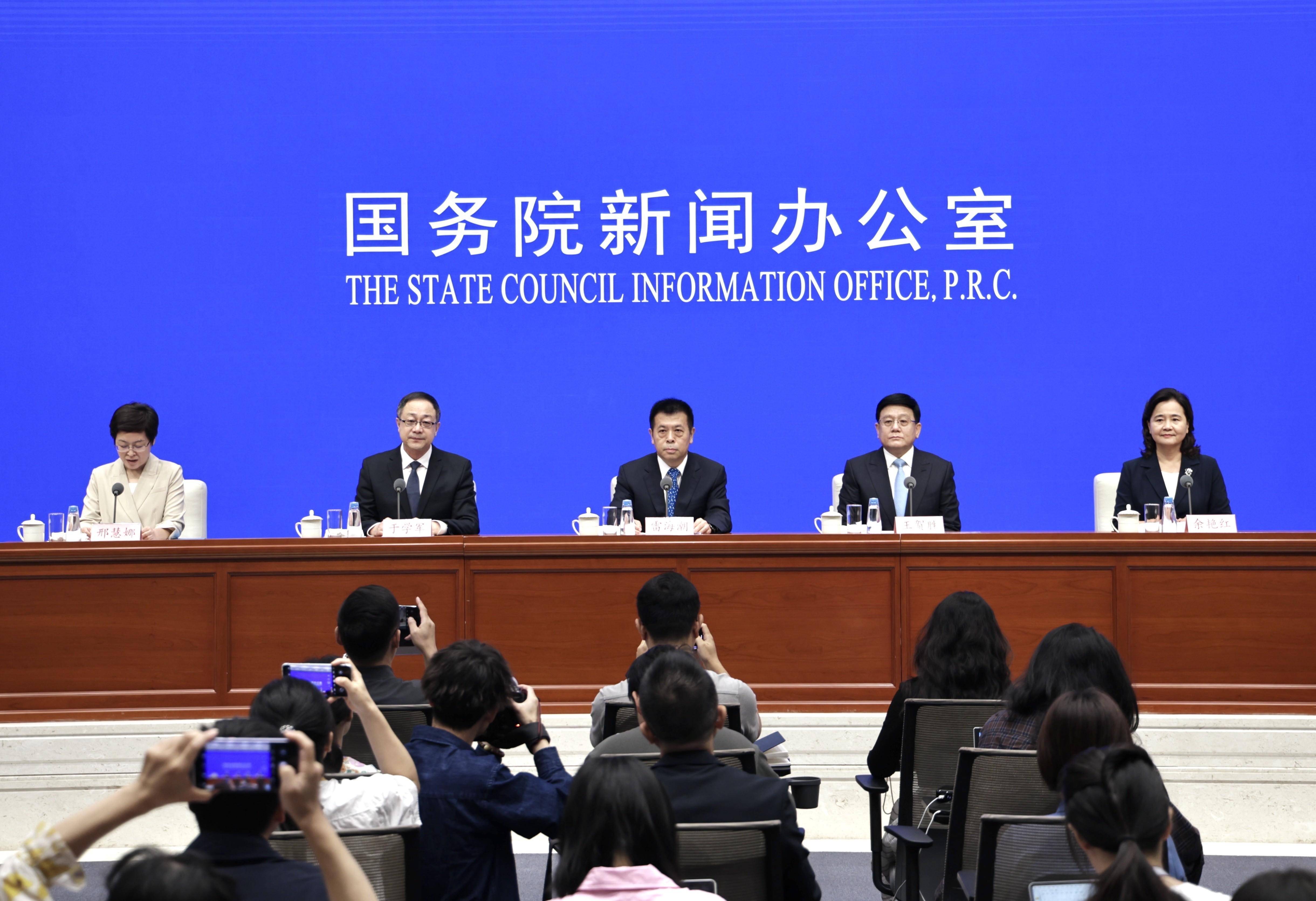 国新办举行“推动高质量发展”系列主题新闻发布会(国家卫生健康委员会)_新华社_王贺胜_于学军