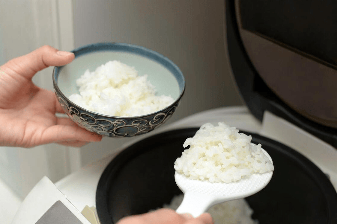煮米饭,只懂加水是外行,多加这2样,香喷喷,粒粒分明不发黏