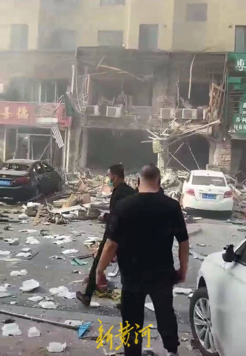 辽宁营口大石桥一门市爆炸，现场有人倒地不起，属地街道办：已到现场处置