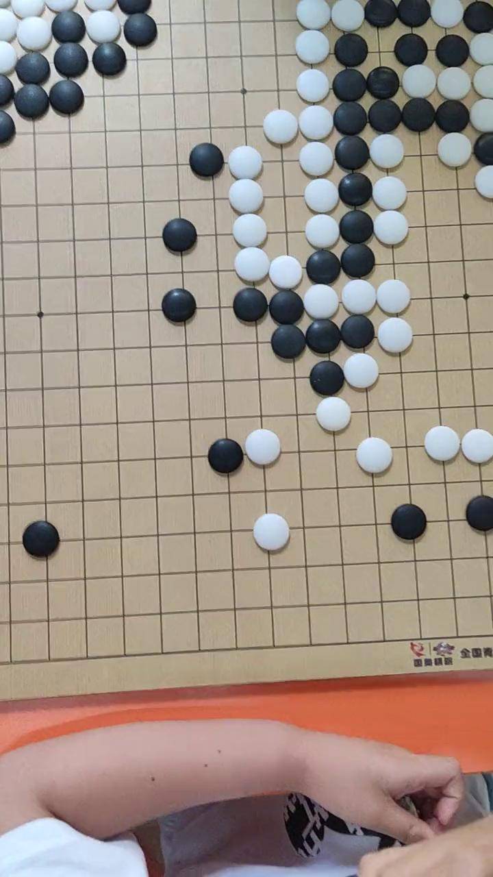 学生下棋,下的有模有样了.