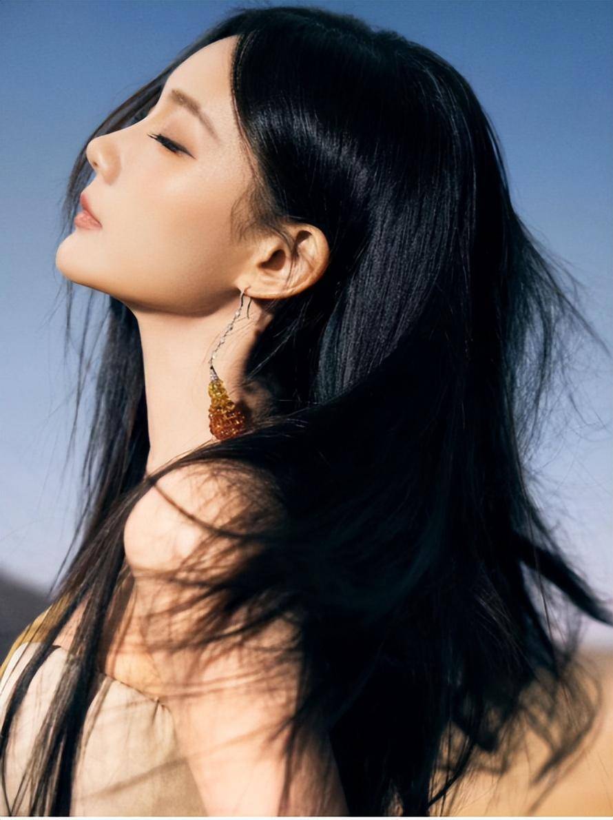 李一桐废土风造型, 小秀美背,变身塞外神女 !