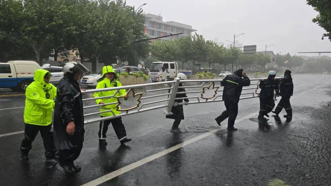 隔离栏曹杨所民警黄良泉用绳索固定被大风吹倒的脚手架真光所民警蔡森
