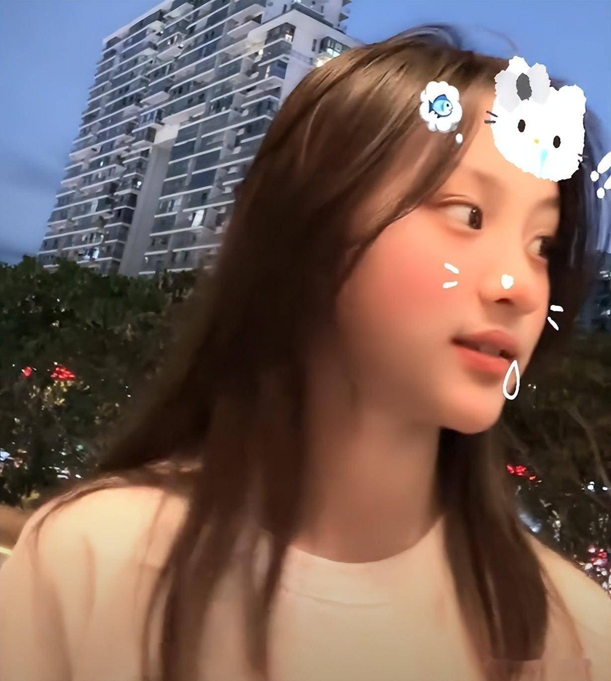 李小璐带女儿购物被偶遇甜馨颜值成焦点才11岁就逆袭成大美女