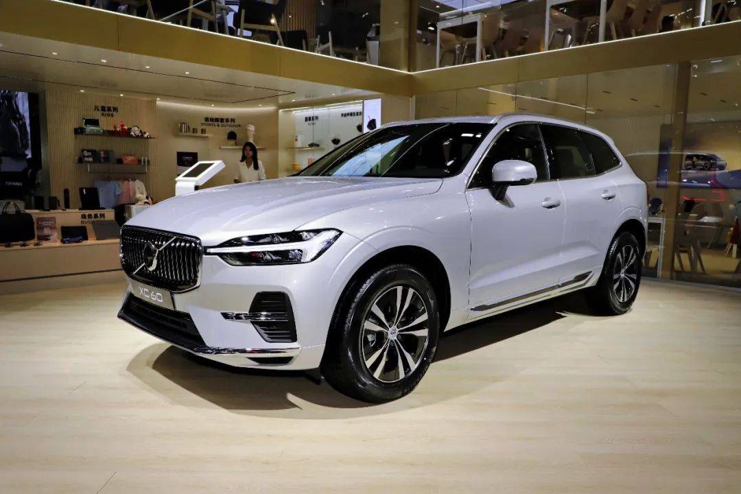 目前2025款沃尔沃xc60在外观上没有多大变化,延续了老款车型的设计