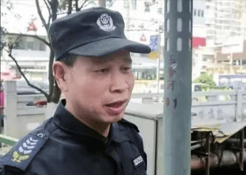 二十岁的小伙子来当保安,和这些老头子混一起!