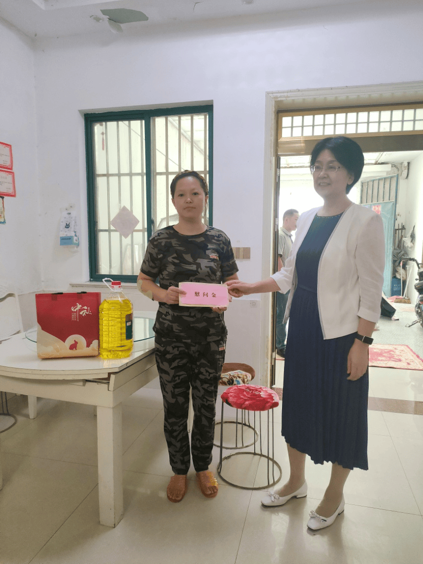 好人"刘红玲家中,市红十字会党组书记,副会长夏雪梅拉着刘红玲的手