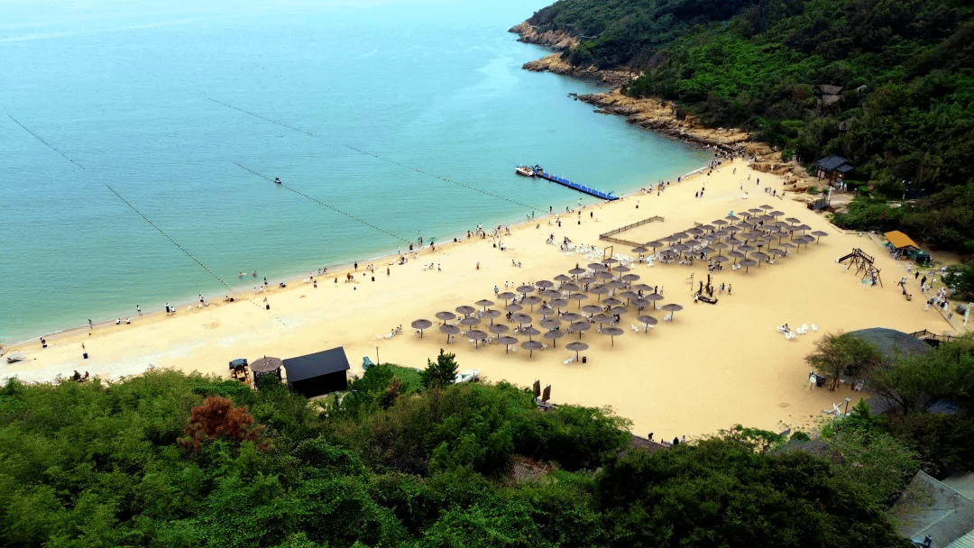 苏马湾则山势陡峭,壁立万