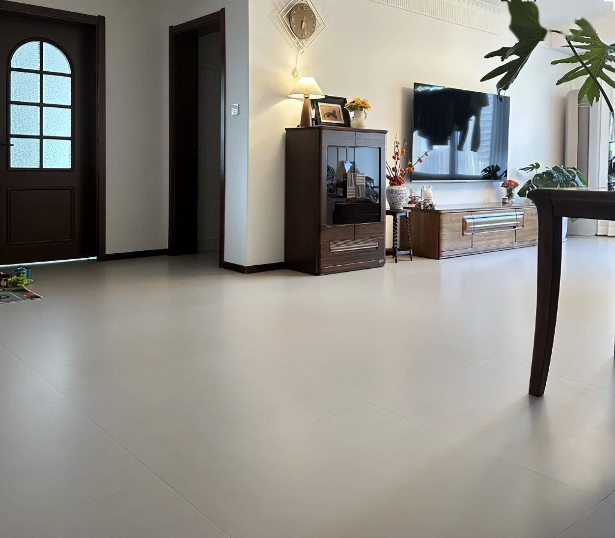 越来越多人家里不贴"木地板"了!学学她家这么做,美观无甲醛