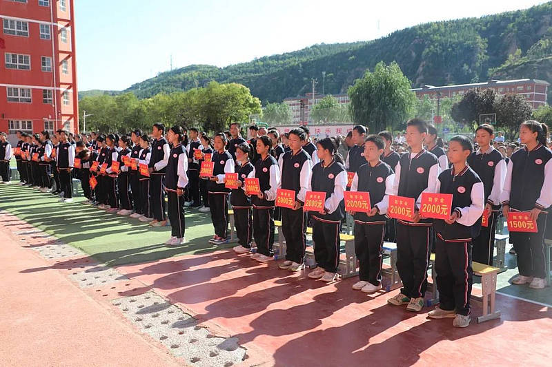 延远中学校长刘涛介绍学校基本情况延川县教育体育局局长杨文龙主持