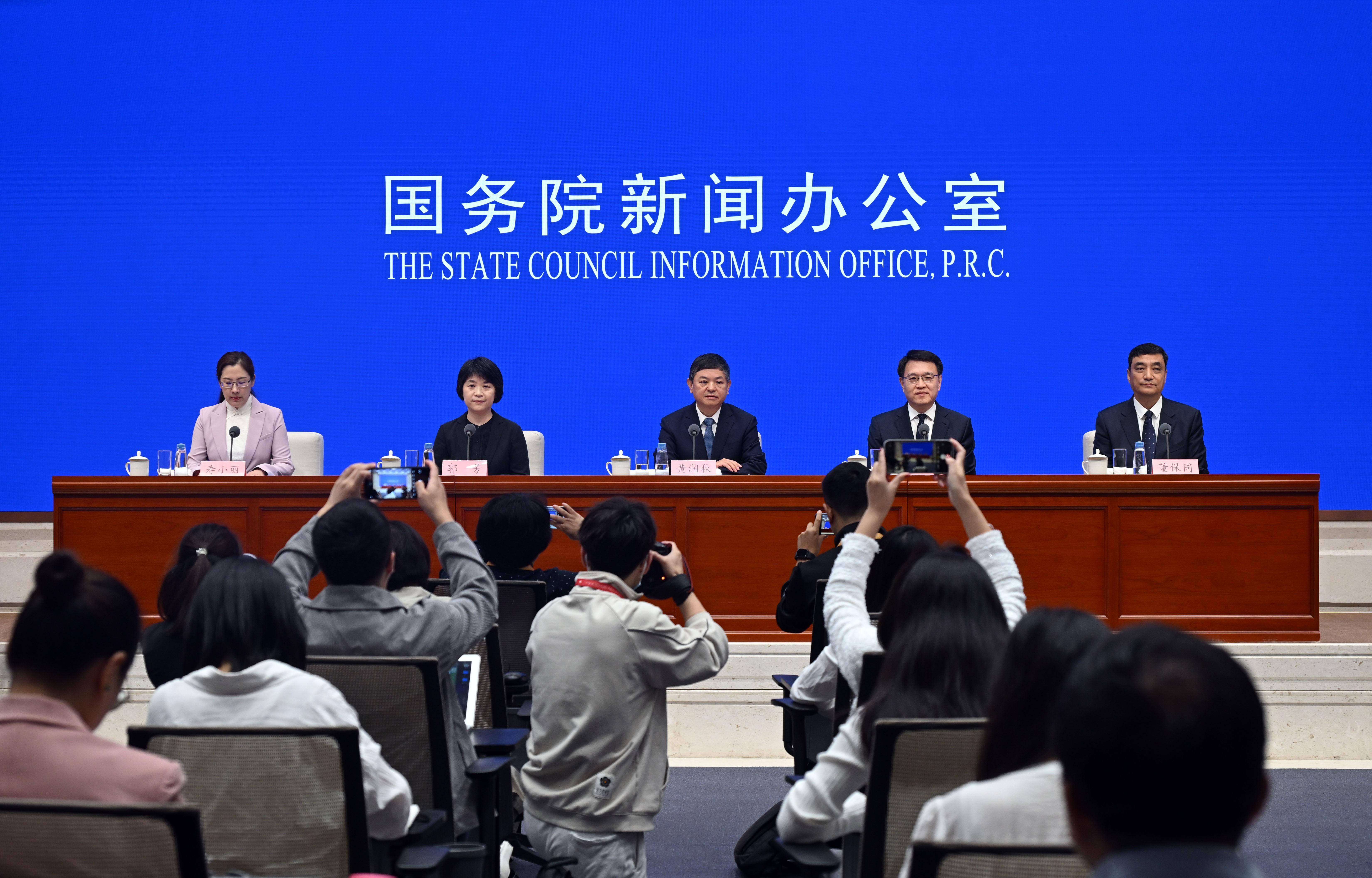 国新办举行“推动高质量发展”系列主题新闻发布会(生态环境部)_新华社_郭芳_董保