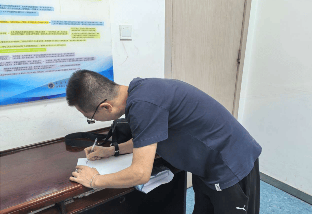 山西：饭店老板在店里发现一个包，打开一看，里面装着好多钱！_失主_王先生_寻找