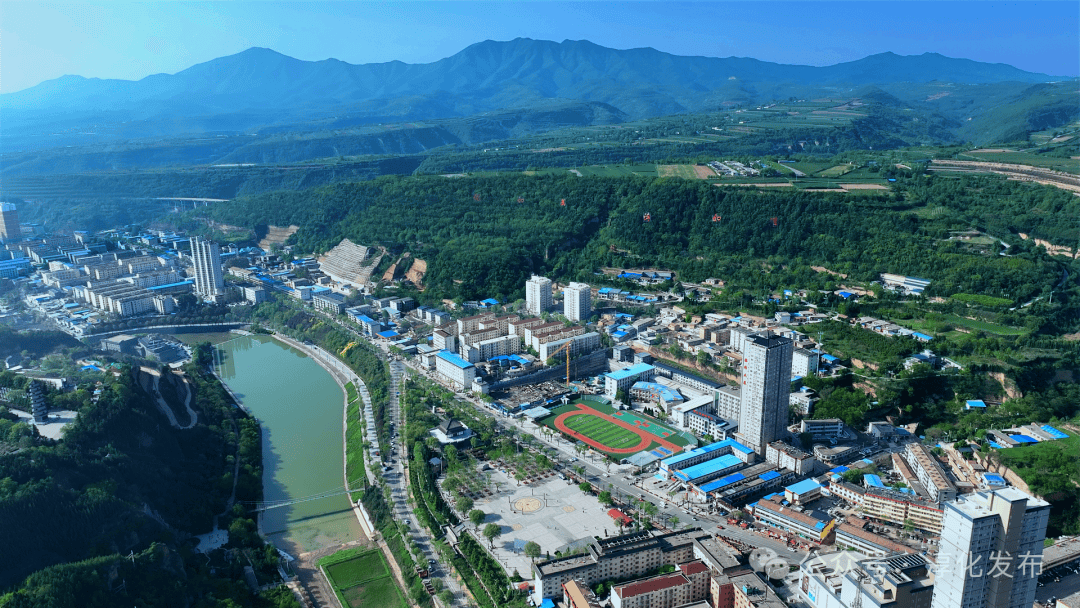 近年来,淳化县持续加大城市建设力度,创新确立"双城跃进"发展思路