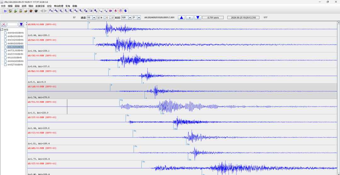 下面这张图是铜陵市地震台网监测到的本次地震波形,地震三要素就是