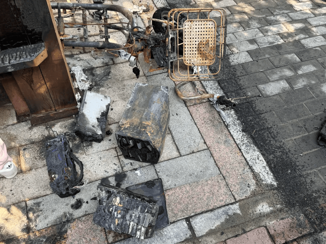 "爆炸声不断,跟放炮似的……"北京一小区院内电动车起火