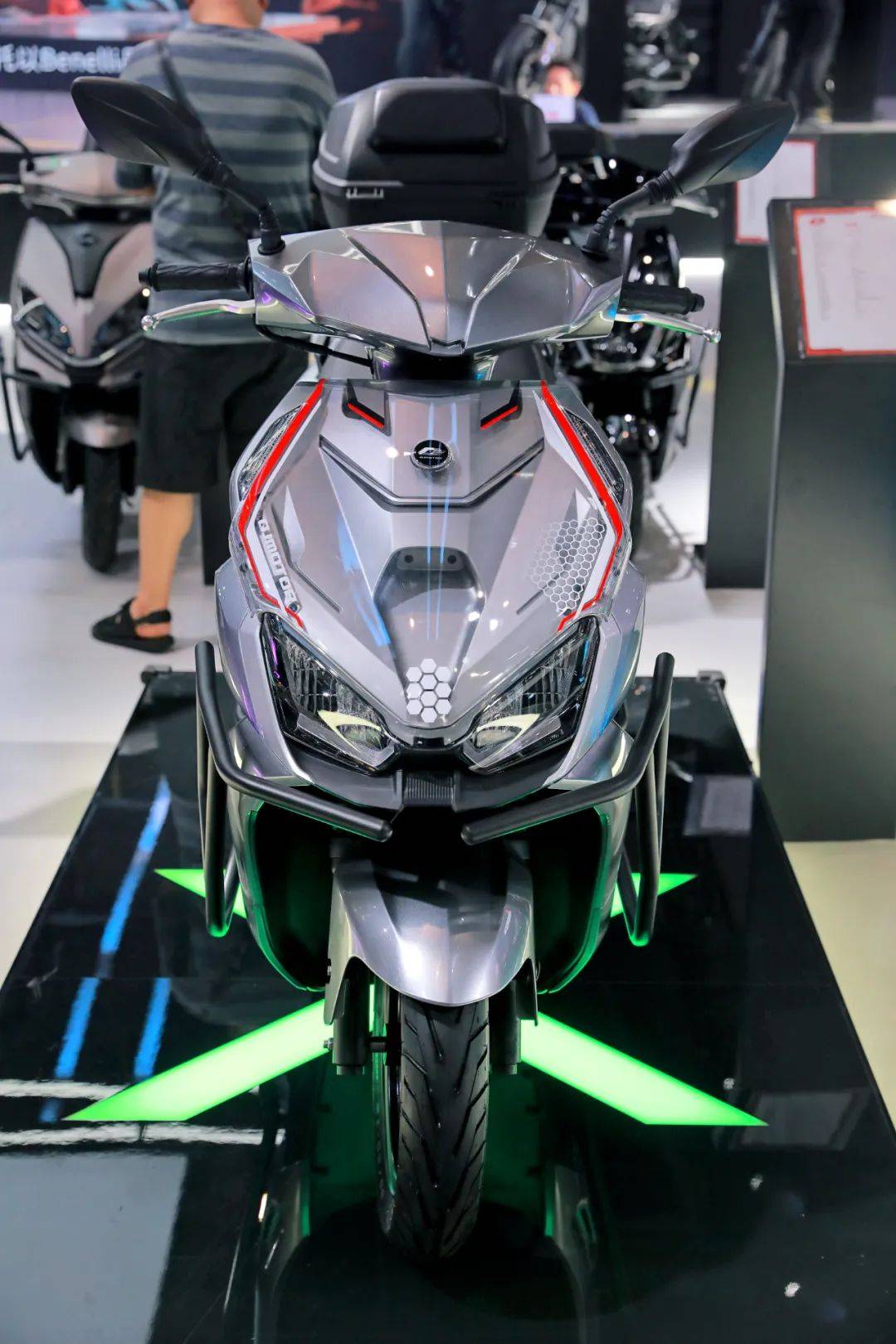 鸿150鸿150adv和鸿150rs它们的车型定位方向不同鸿150主打都市运动