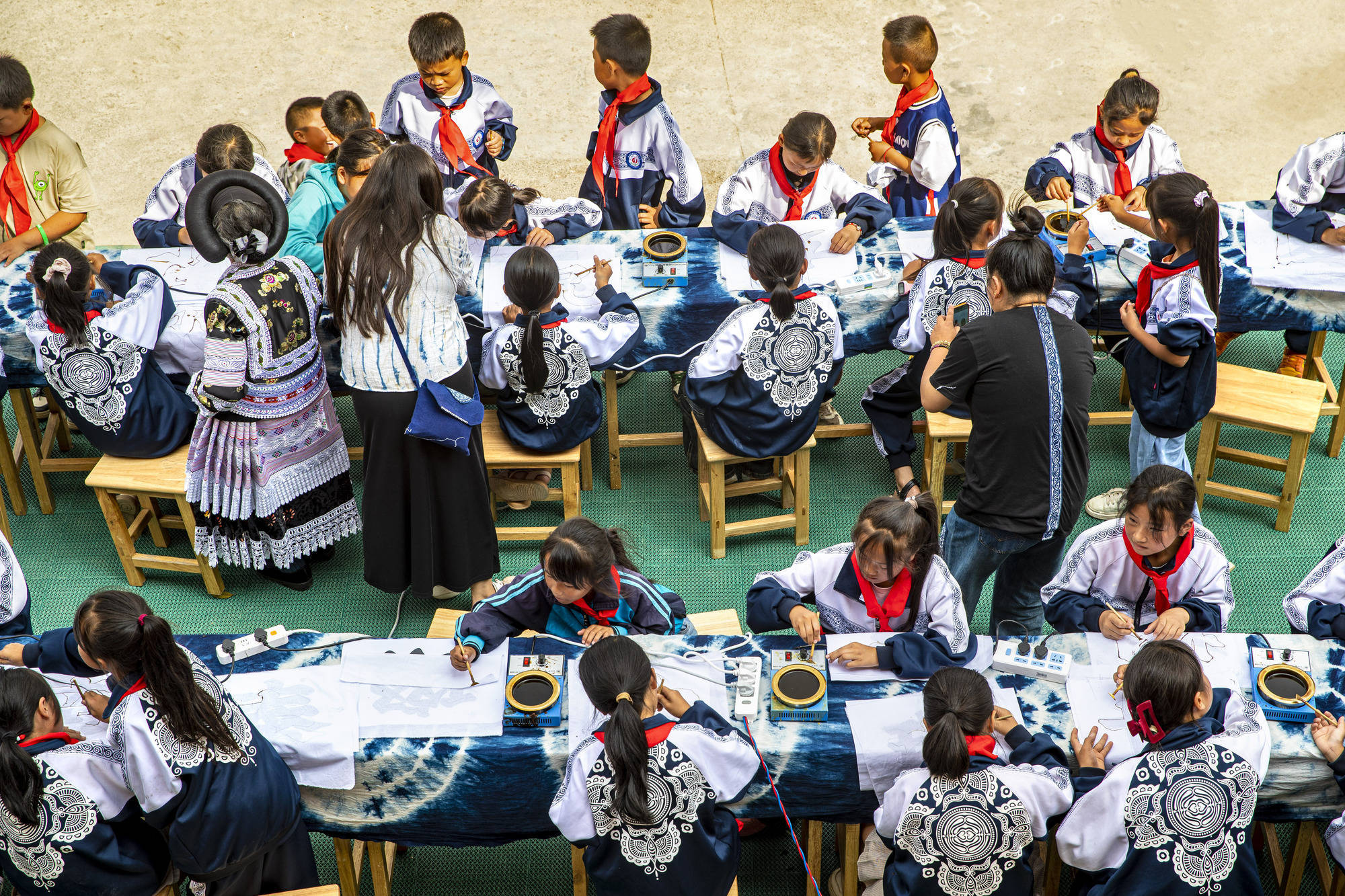 贵州黔西:苗绣蜡染迎国庆