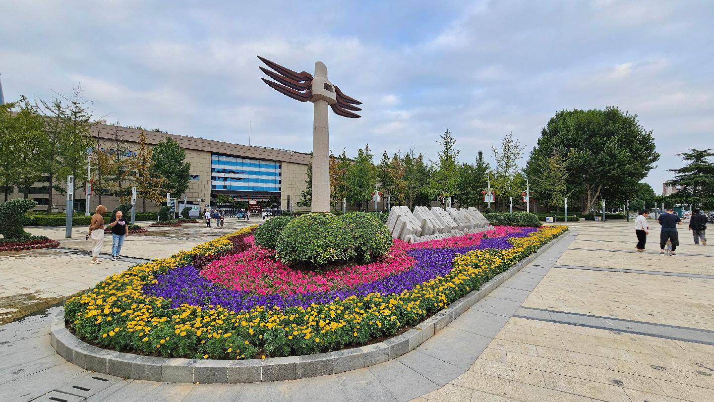 据统计,国庆期间,郑州市园林局共打造立体花坛27处,占地面积约5549㎡