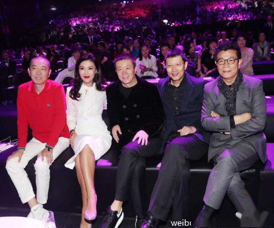 从左到右:巨人网络老总史玉柱,苏芒,新浪老总曹国伟,红杉资本沈南鹏