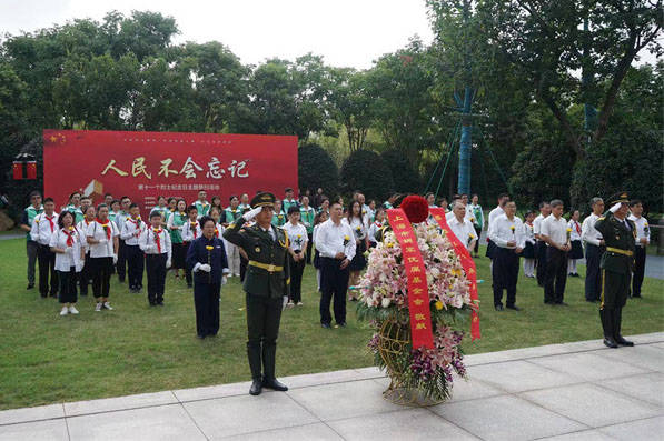 弘扬英烈精神,"人民不会忘记"祭扫活动在龙华烈士陵园烈士就义地举行