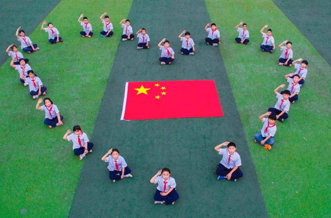 国旗在侧,自豪满溢,祖国永远在我心中.