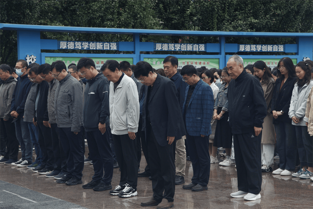 河北定州中学举行隆重升旗仪式