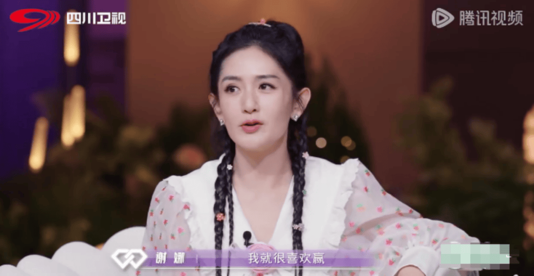 谢娜一家5口游迪士尼,双胞胎女儿曝光,网友:带娃出门太考验父母了