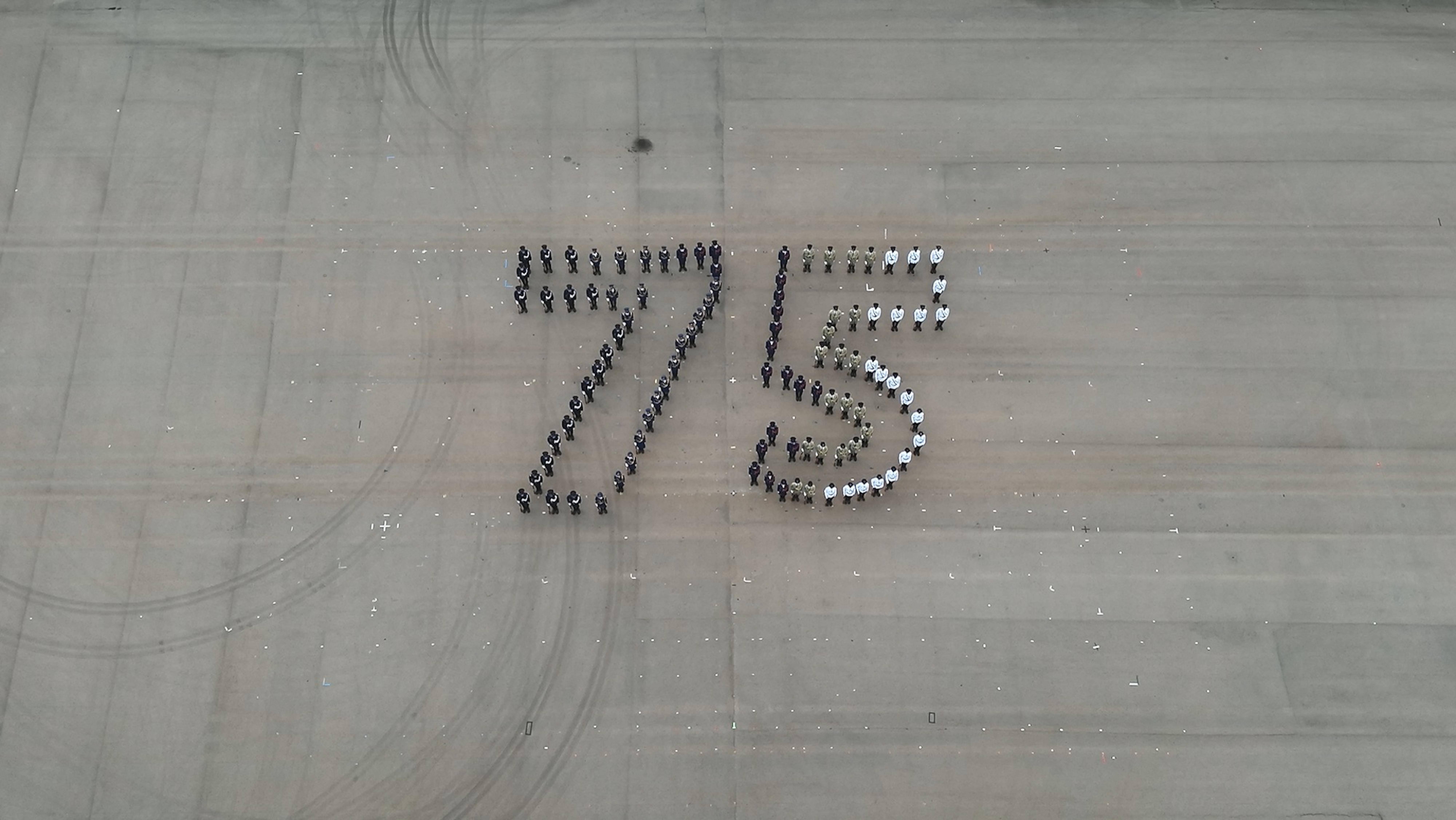 图为纪律部队人员在步操汇演中排列出数字"75"的队形