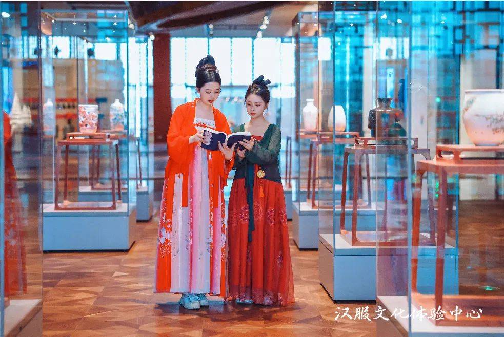 穿汉服逛博物馆 | 中国工美馆汉服文化体验中心国庆正式开业_服务_广大观众_摄影