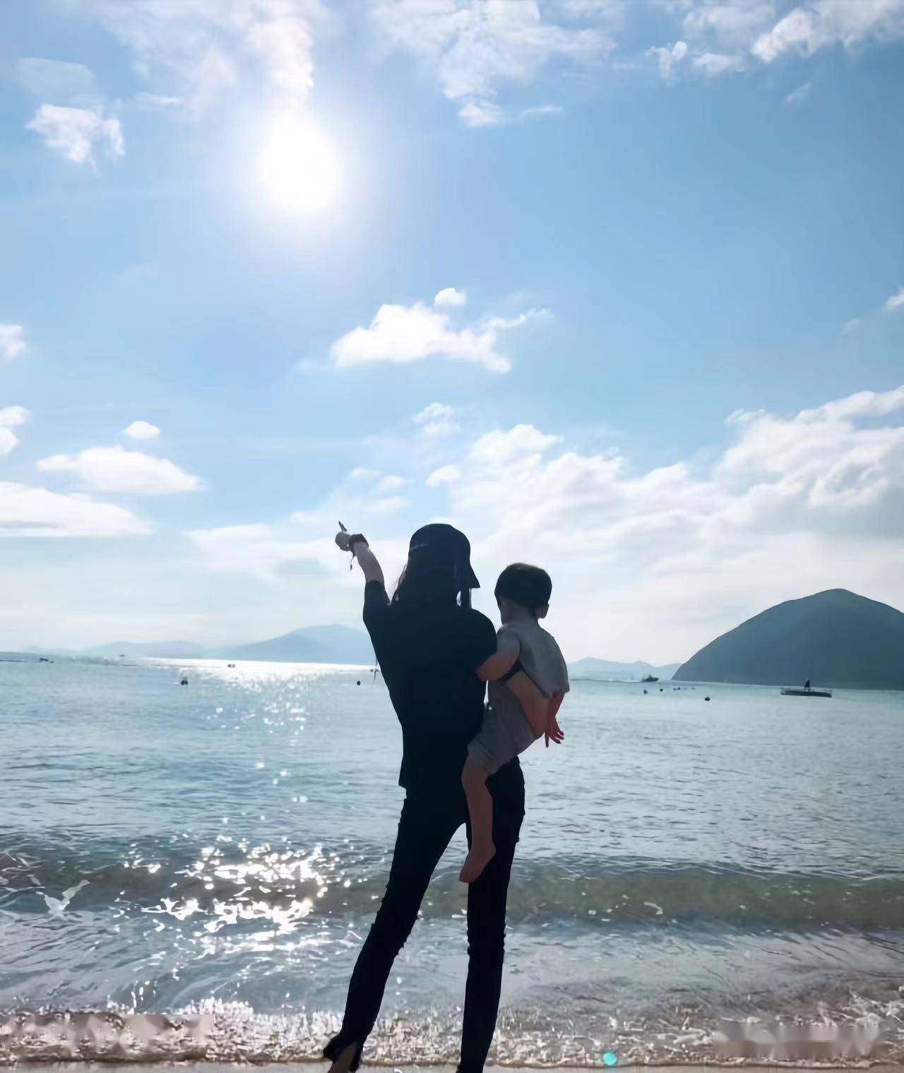 angelababy带7岁小海绵逛街被偶遇打扮舒适生活状态好松弛