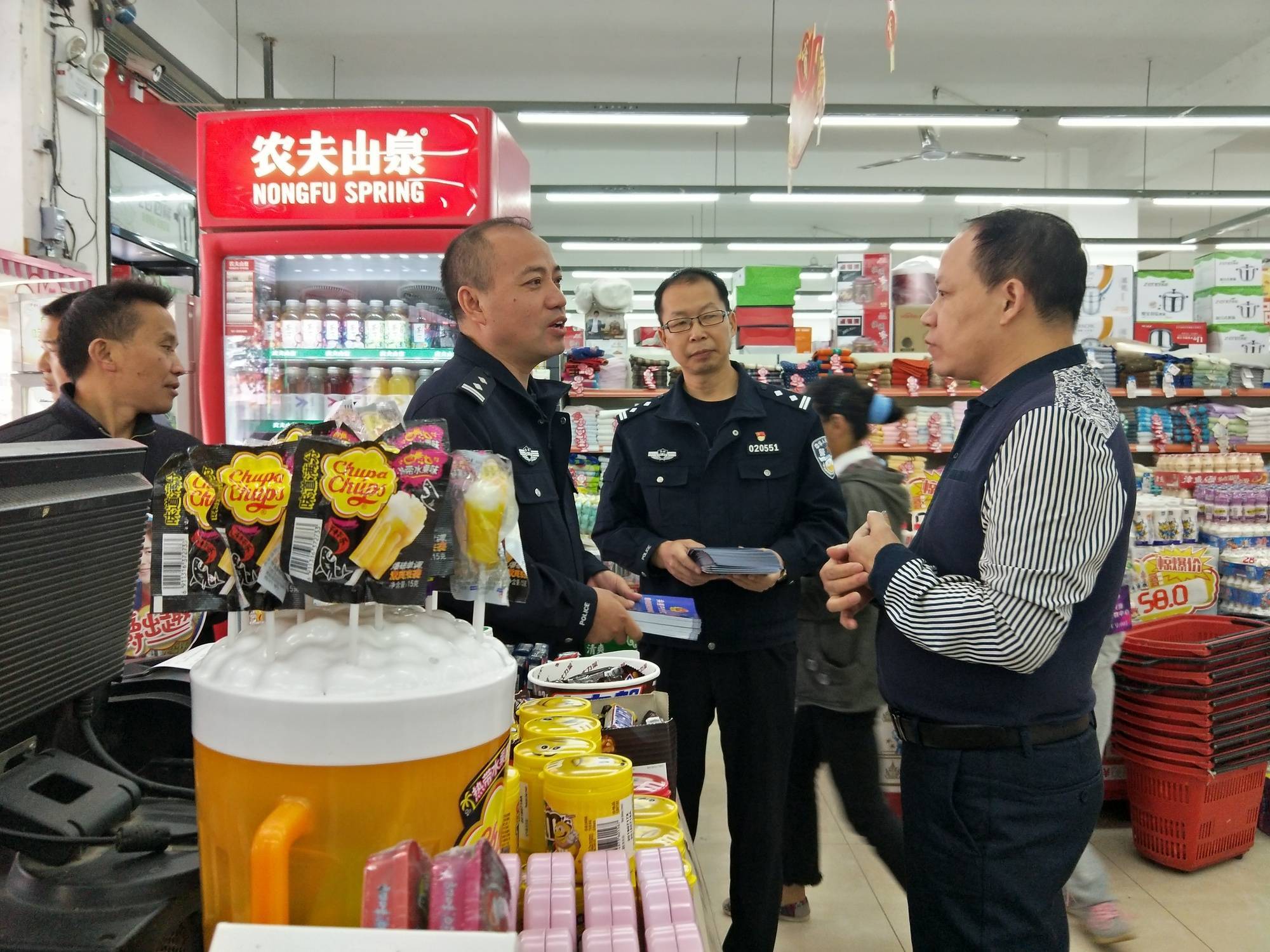 龙章永在沿街门面开展宣传工作(台江县融媒体中心供图)治安管理大队