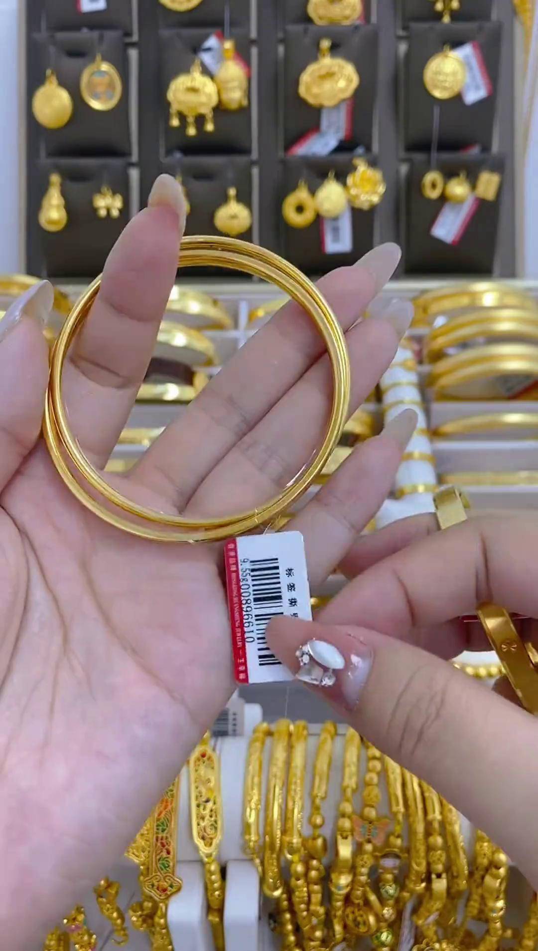 新年给姐姐们推荐一款足金ab双环手镯即时尚又百搭,满满的高级感!