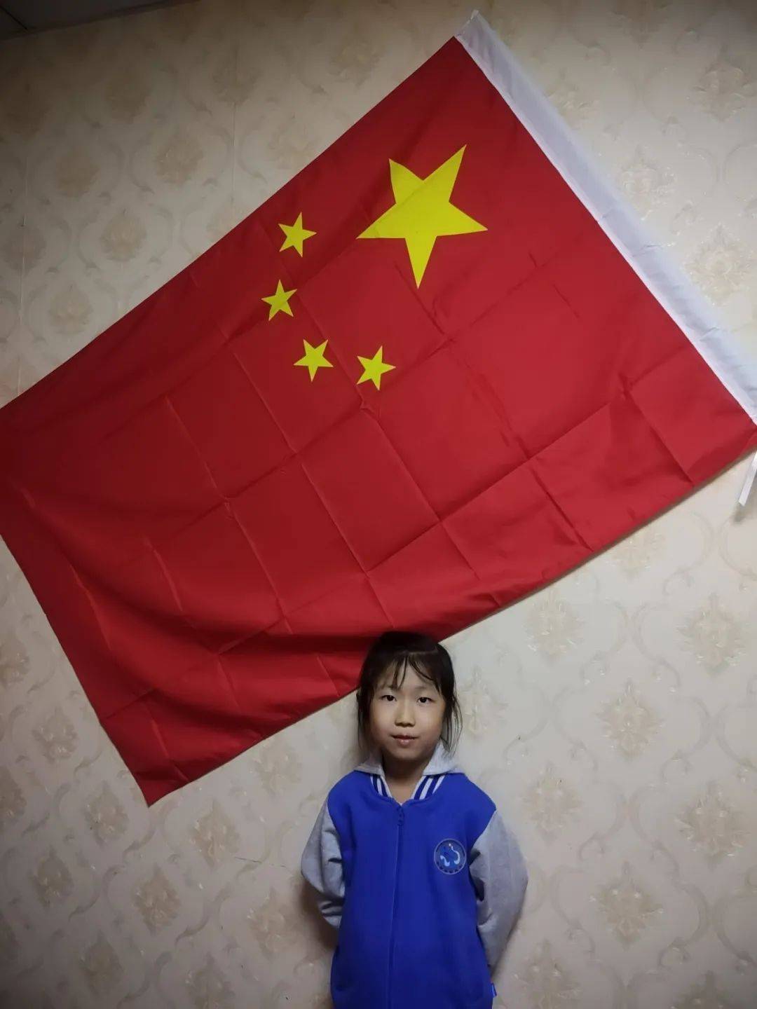 【幸福五小 德育活动】我和国旗合个影 爱国情结驻心间