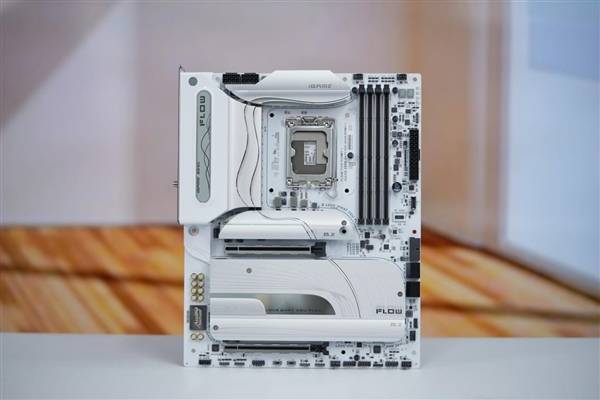 白色风格装机必备！七彩虹iGame Z890 FLOW V20主板图赏_搜狐网