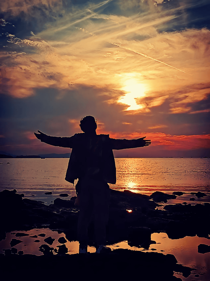 拥抱自由的风面朝大海落日余晖海阔天长天长落日远,霞借夕阳红