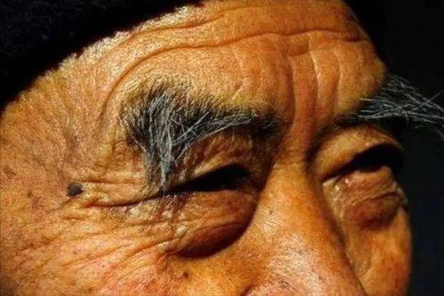 提醒:寿命短的人,眉毛或有这3种表现