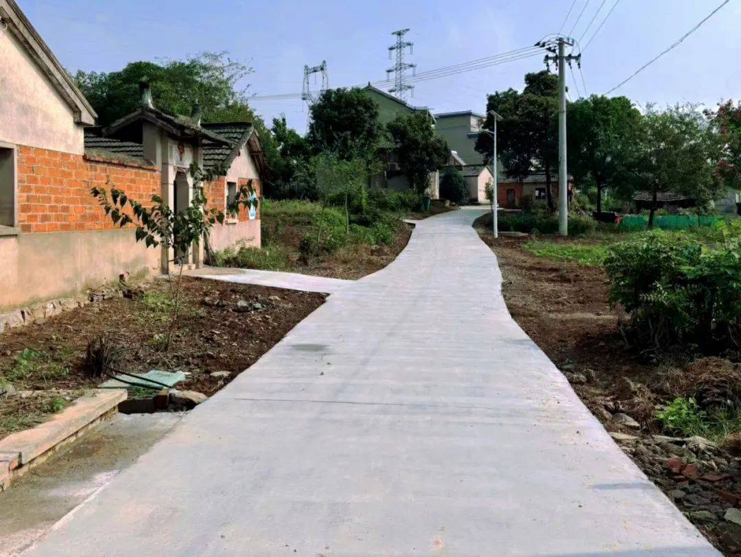 (修路后)近年来,巢湖市柘皋镇驷马村"两委"和驻村工作队以全力推进